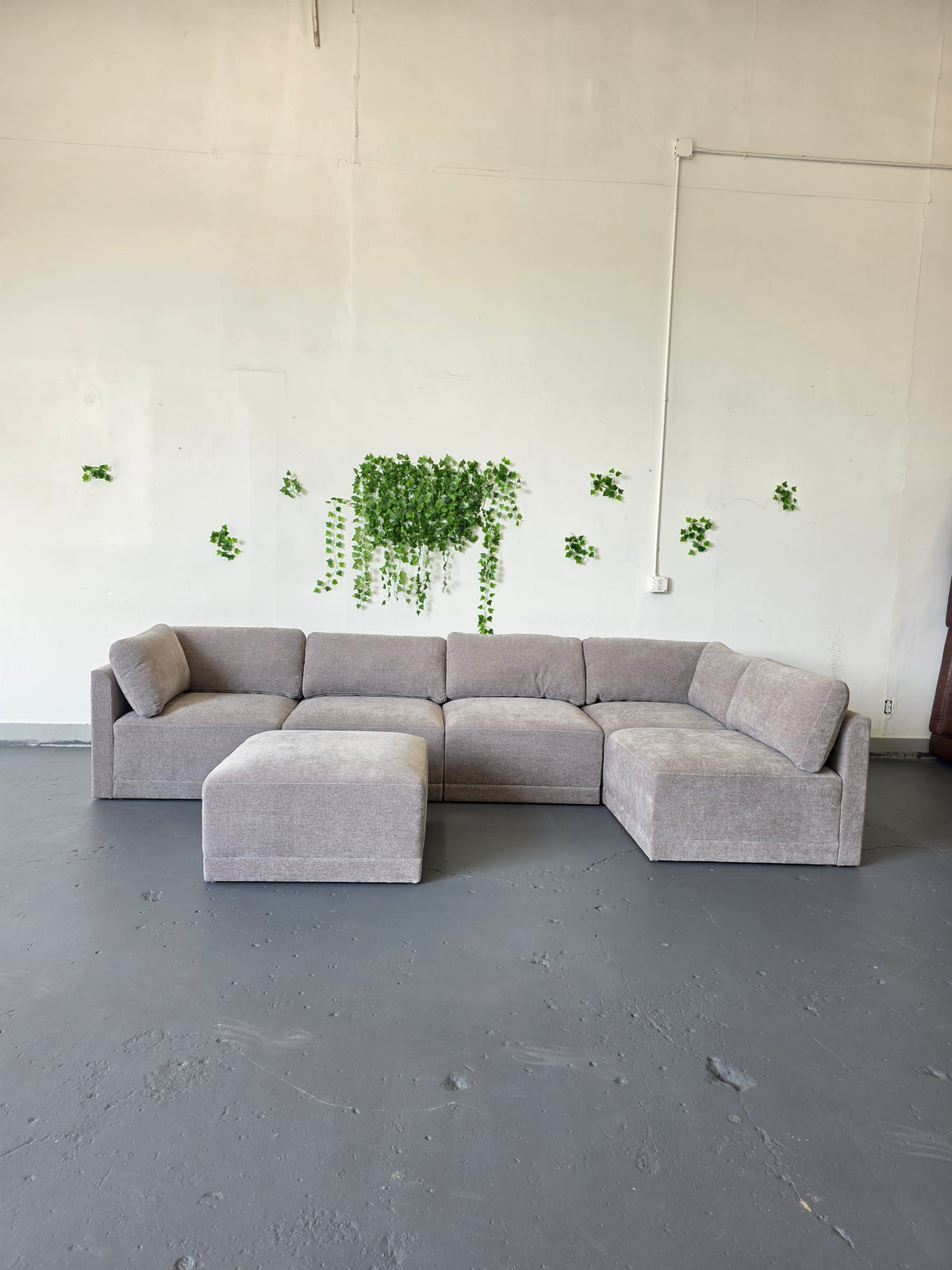 Thomasville Fallon Modular Sectional 6-piece Gray with Ottoman
