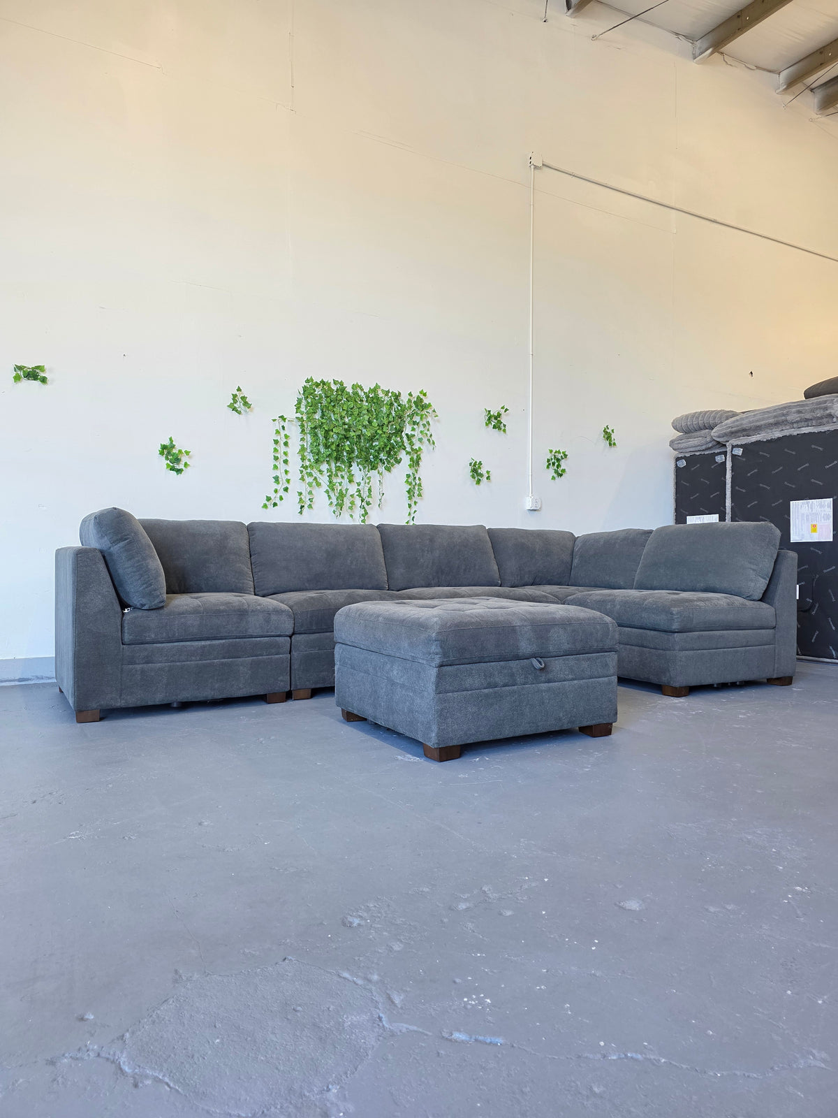 Thomasville Tisdale Modular Sectional 6-piece Dark Gray with Storage Ottoman