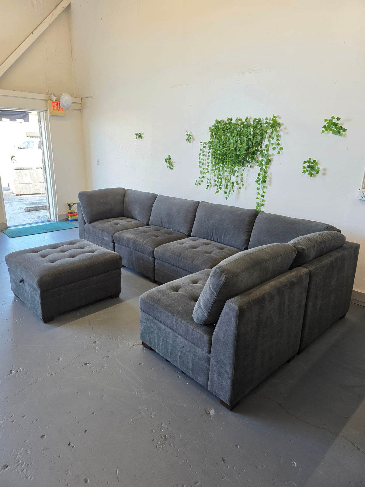 Thomasville Tisdale Modular Sectional 6-piece Dark Gray with Storage Ottoman