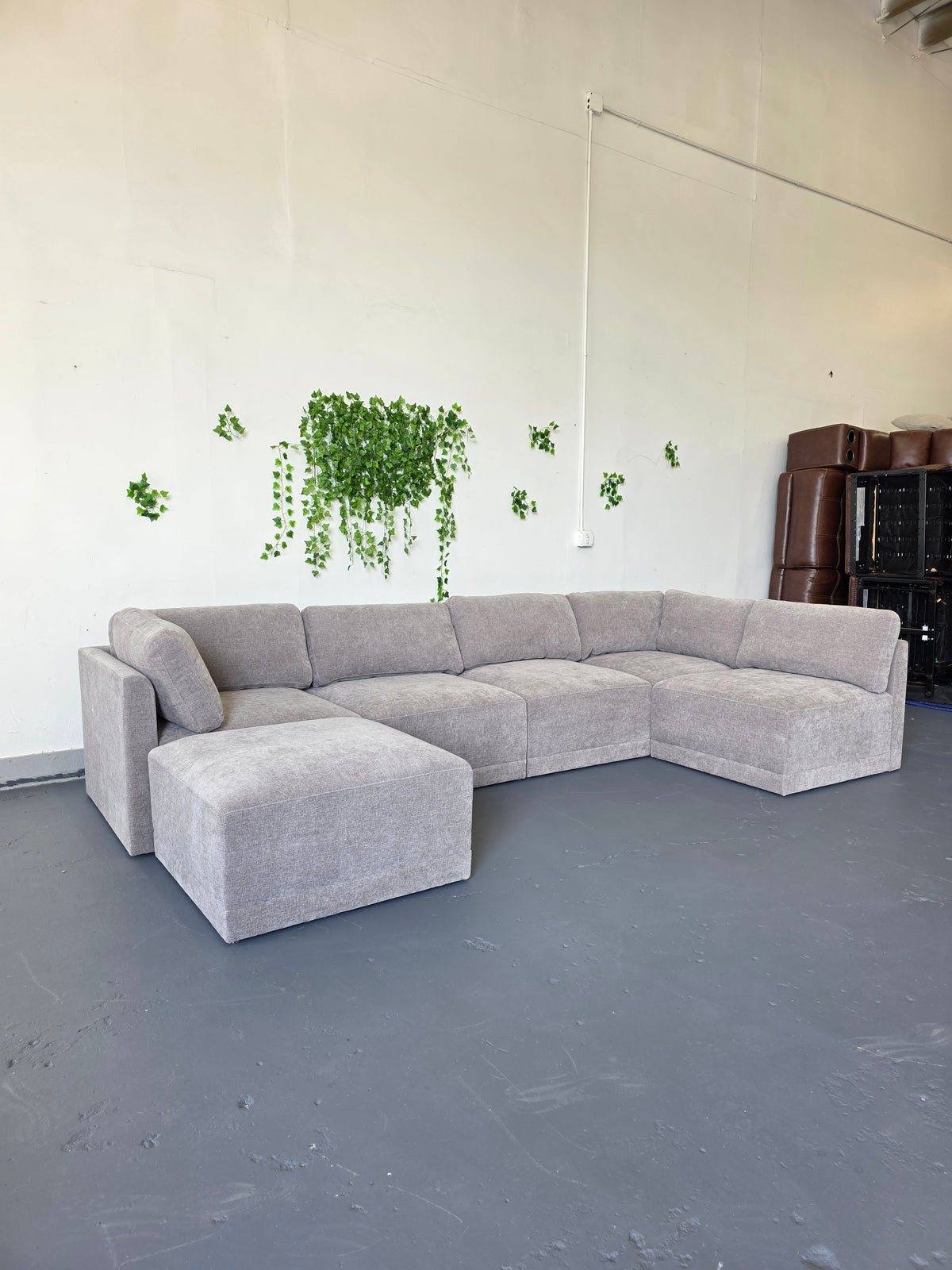 Thomasville Fallon Modular Sectional 6-piece Gray with Ottoman