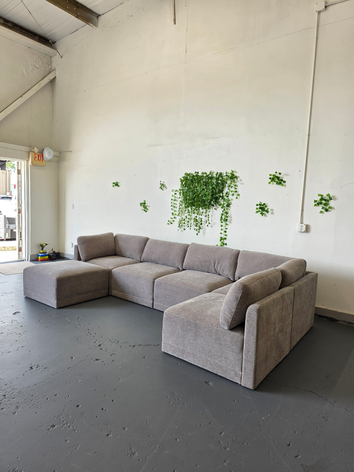 Thomasville Fallon Modular Sectional 6-piece Gray with Ottoman