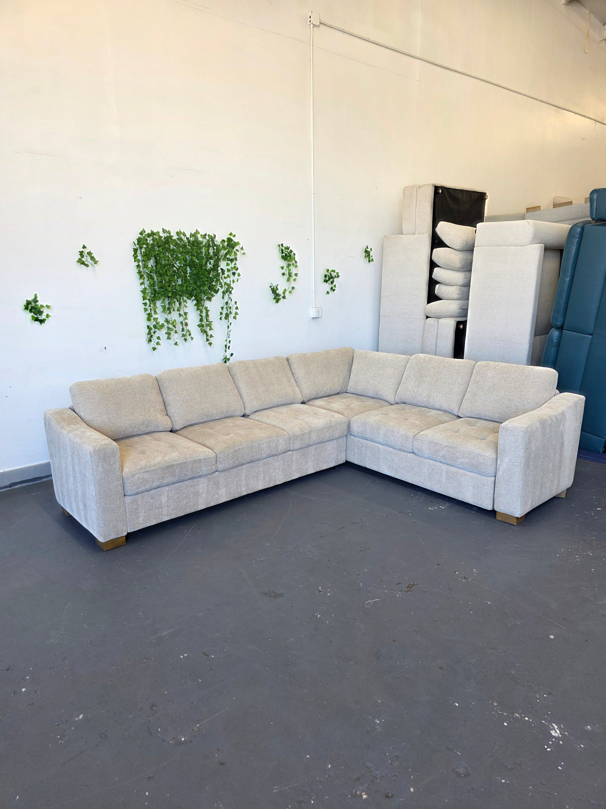 Thomasville Ellsford 2-piece Fabric Sectional, Beige