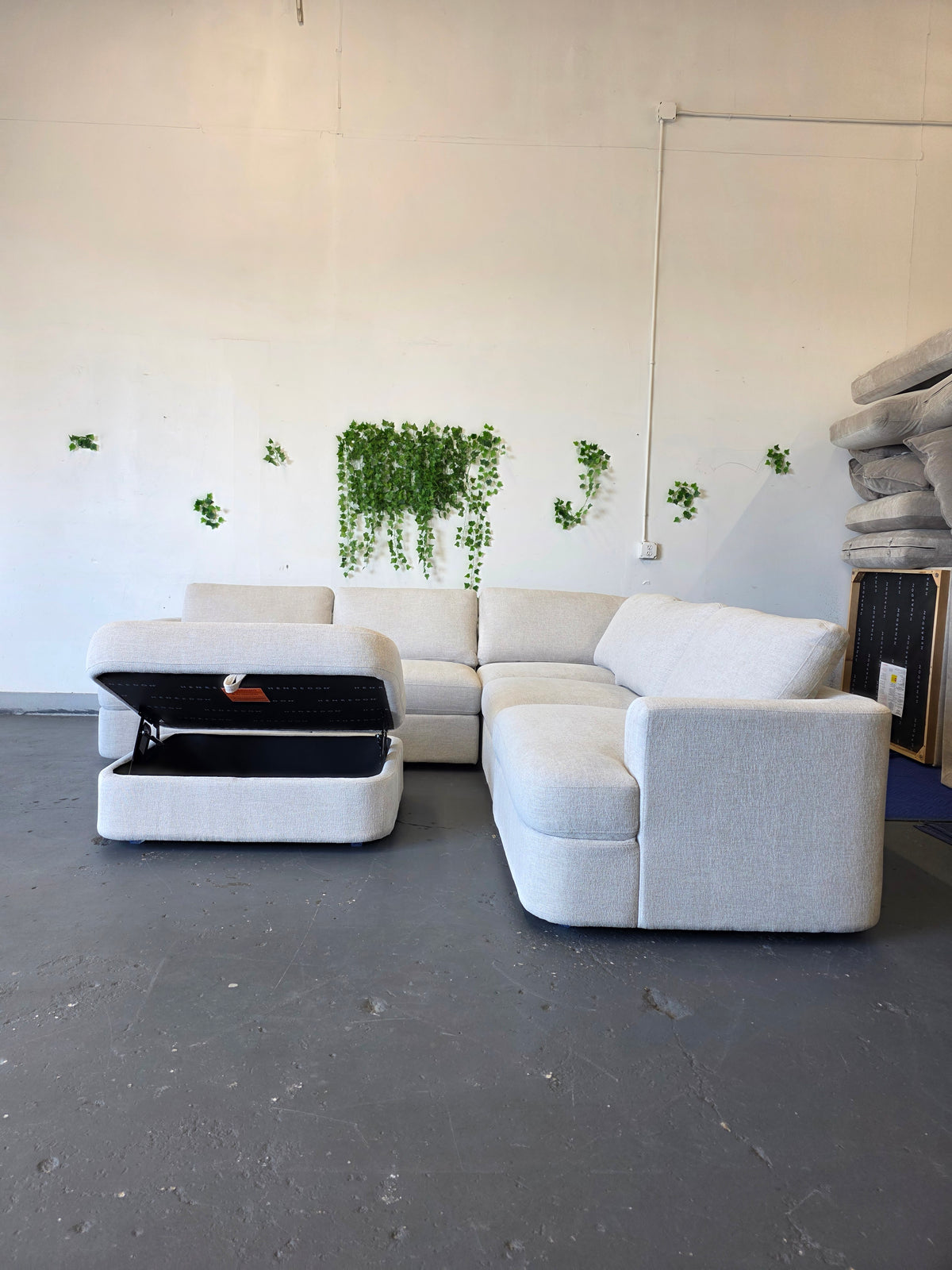 Henredon Corvin 6-piece Fabric Modular Sectional with Storage Ottoman