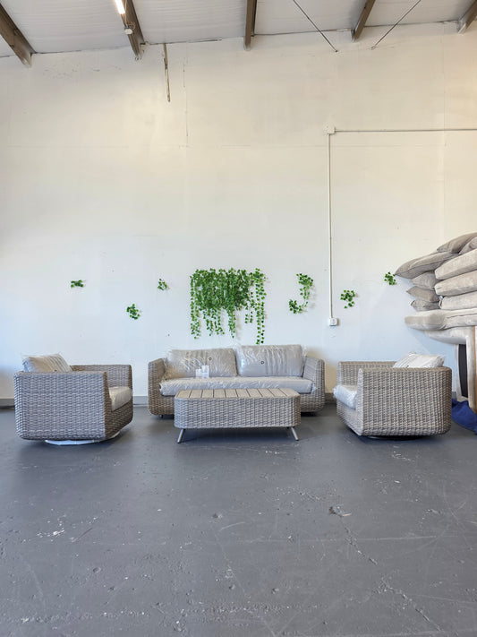 Thomasville Rala 4-piece Outdoor Patio Seating Set